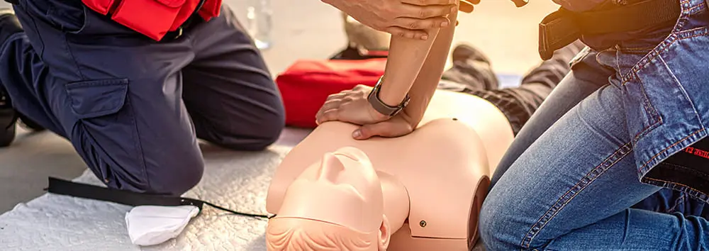 Massage cardiaque : étapes clés pour réaliser une réanimation efficace