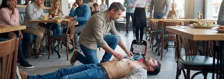 Utilisation d'un défibrillateur automatisé externe (DAE) dans un restaurant
